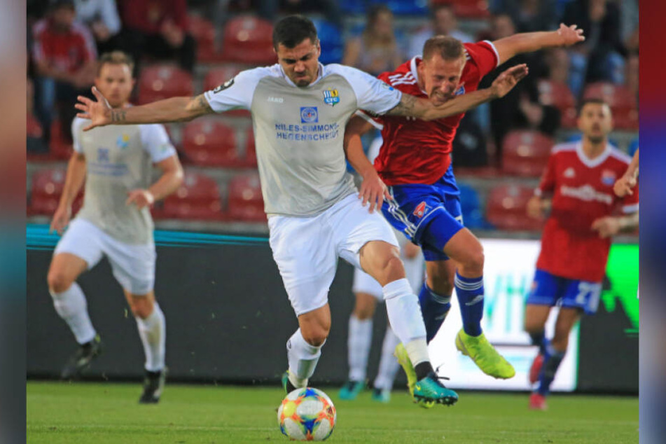 Hier kommt keiner vorbei! CFC-Routinier Georgi Sarmov stoppt Unterhachings Felix Schröter.