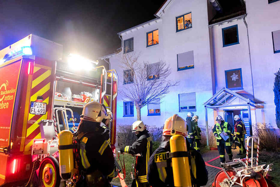 Die Kameraden der Feuerwehr rückten zu einem Einsatz in einer Pirnaer Wohnung aus.