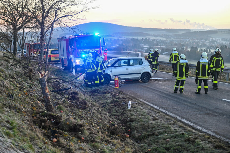 Rettungskräfte vor Ort kümmerten sich um die Schwerverletzte.