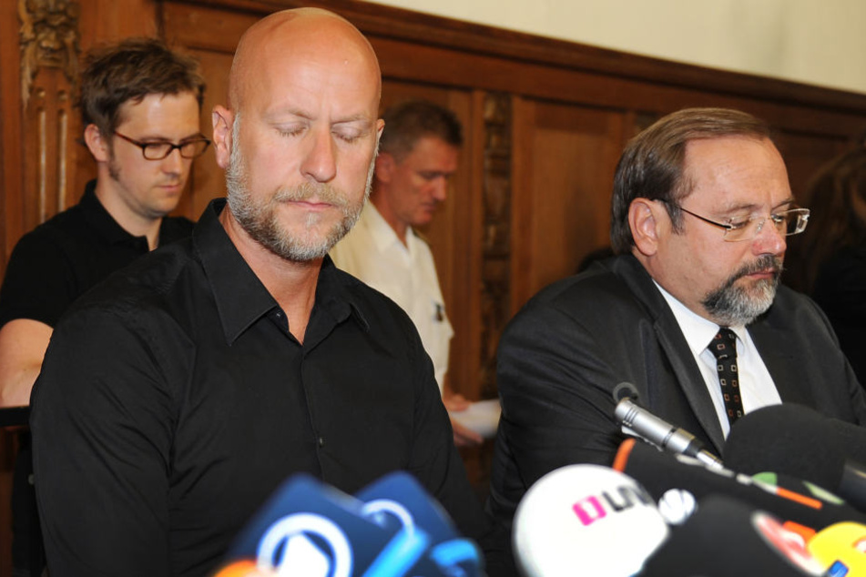 Loveparade-Veranstalter Rainer Schaller (49, l) und der Duisburger Oberbürgermeister Adolf Sauerland (62, re) sitzen am 25.07.2010 in Duisburg bei einer Pressekonferenz.