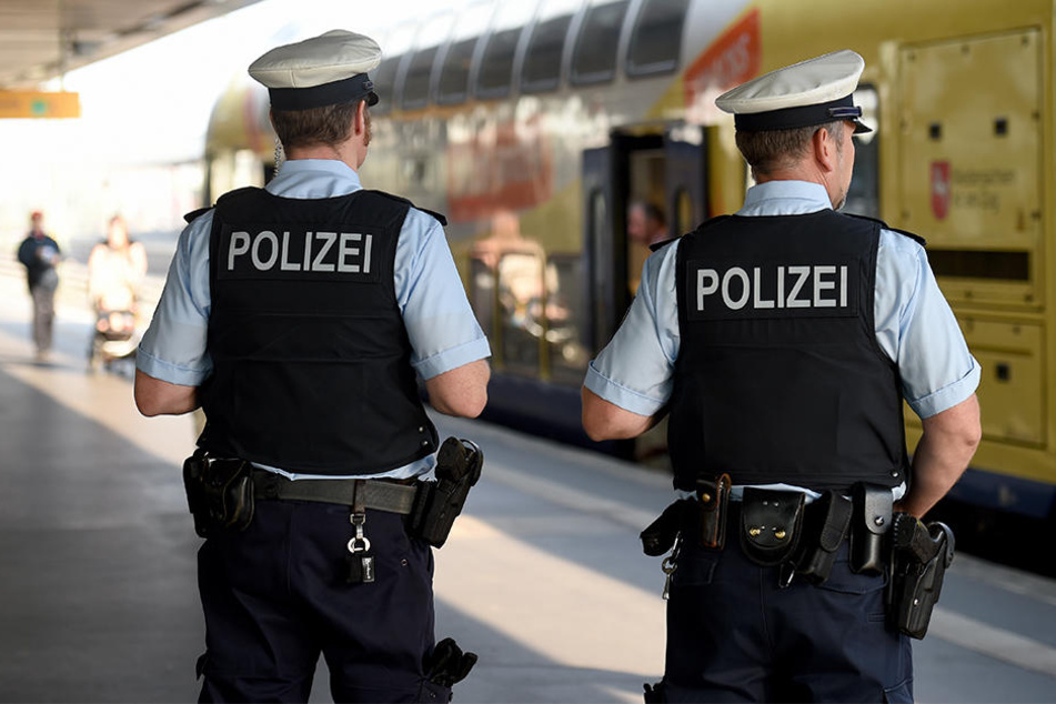 Als die Beamten routinemäßig die Personalien des 19-Jährigen kontrollierten, erlebten sie eine Überraschung. (Symbolbild)