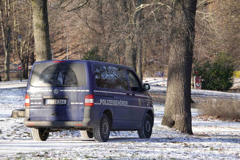 Der Stadtordnungsdienst hat ein Auge auf den zugefrorenen Schlossteich. Wer das Eis betritt, wir belehrt, kann aber nicht bestraft werden.