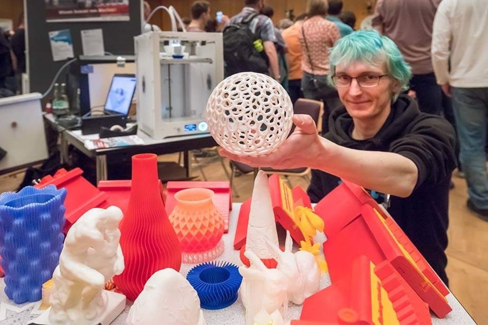Biologisch abbaubar: Paul Schwanse (31) zeigt einen 3-D-Druck aus PLA.