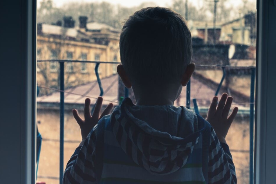 Unbemerkt war der kleine Junge auf die Fensterbank geklettert. (Symbolbild)