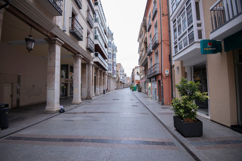 Die Calle Mayor in Palencia ist menschenleer. Wegen stark steigender Corona-Zahlen werden nach Madrid und neun Kommunen im Umland weitere spanische Städte weitgehend abgeriegelt.