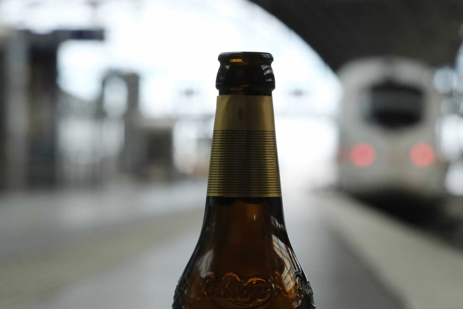 Alkoholische Getränke dürfen nur verschlossen über den Bahnhof transportiert werden.