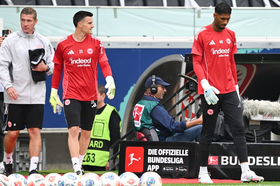 Kauã Santos (22, r.) ist aktuell die Nummer eins bei der SGE, bleibt dies auch unter Neu-Coach Riera so oder bekommt Michael Zetterer (30, M.) eine neue Chance?