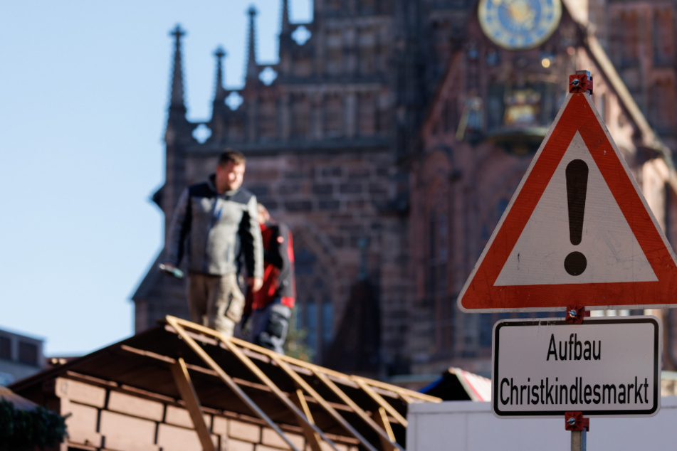 Die Aufbauarbeiten für den diesjährigen Christkindlesmarkt in Nürnberg sind in vollem Gange.
