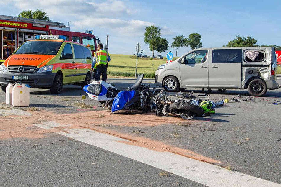 Der Motorradfahrer wollte nach Angaben der Polizei vom Freitag bei Elterlein eine Kreuzung überqueren und stieß dabei mit dem Kleinbus zusammen.