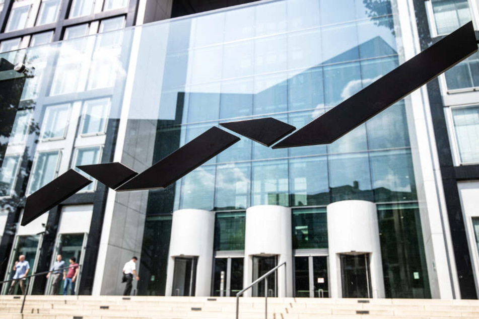 Das Logo der Deutsche Börse Group ist auf einer gläsernen Wand vor der Unternehmenszentrale in Eschborn zu sehen.