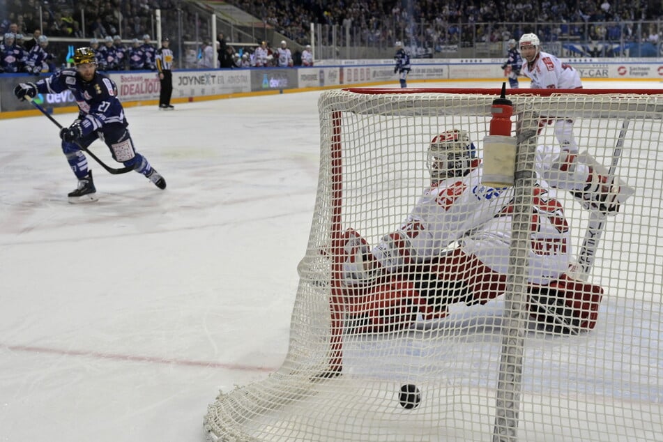 Dane Fox (31) trägt zurecht den Goldhelm. Der Eislöwen-Stürmer netzt hier gegen den Regensburger Goalie Jonas Neffin (24) zum 2:0 ein.