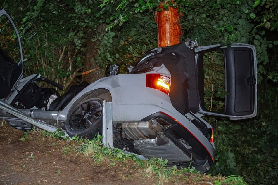 In diesem Auto sind am Sonntagabend zwei junge Menschen (†17, †20) ums Leben gekommen.