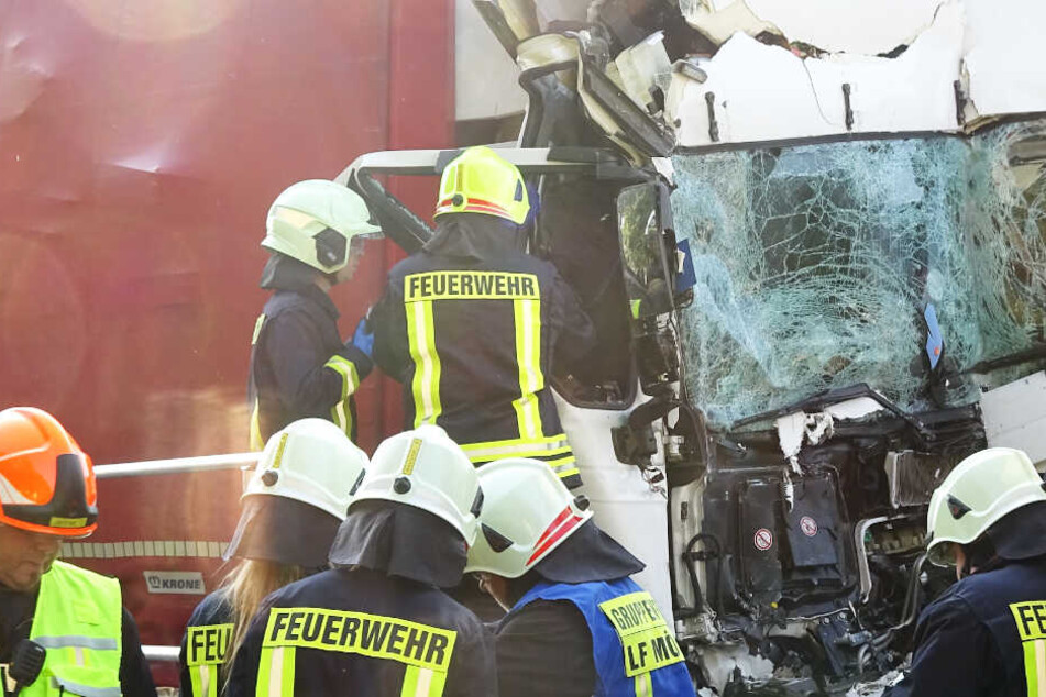 Der Fahrer des aufgefahrenen Lasters wurde bei dem Unfall schwer verletzt.