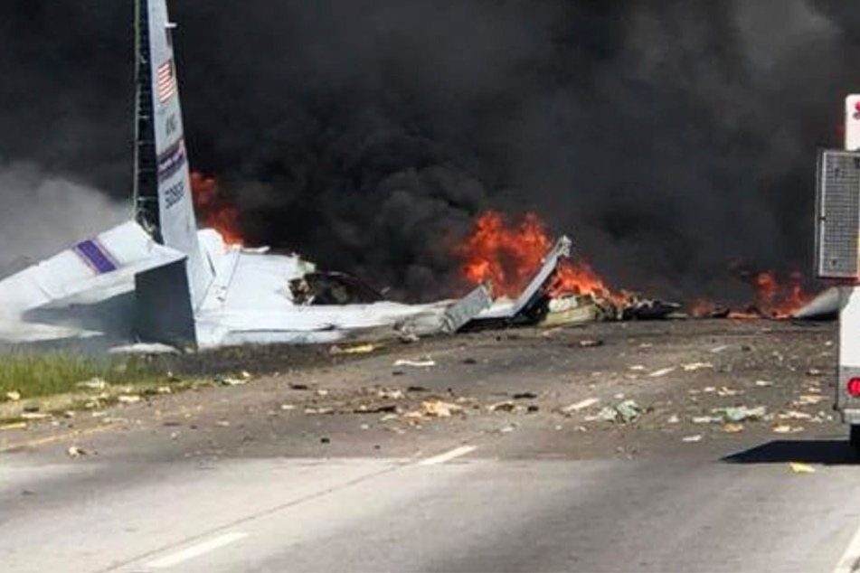 Nach dem Absturz ging der Flieger in Flammen auf.