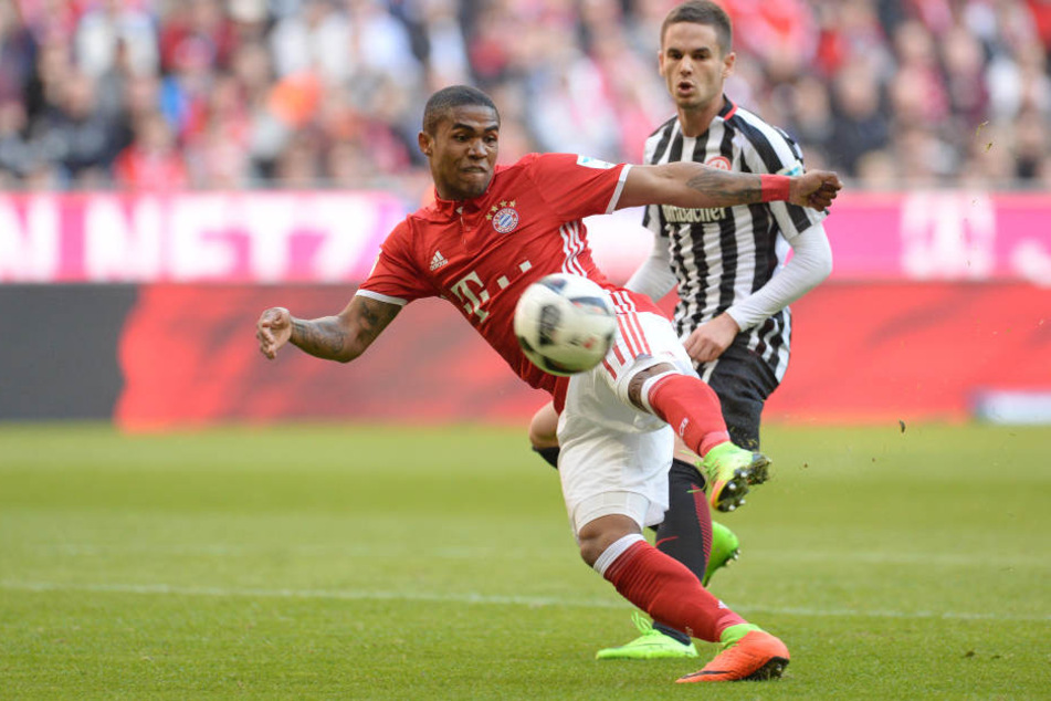 Douglas Costa trifft mit seinen Bayern auf Real Madrid.