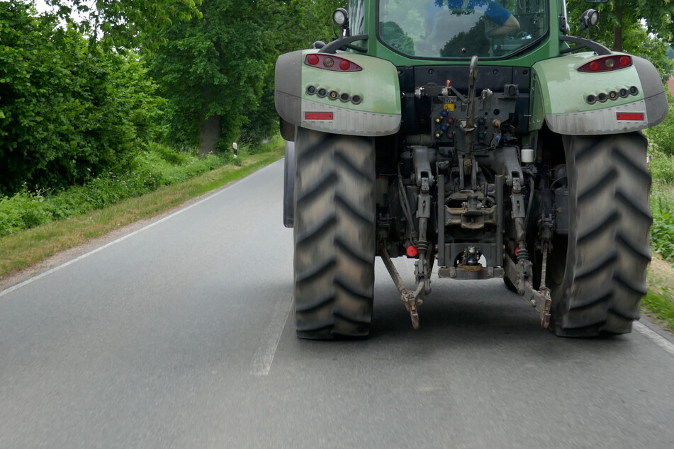 Ein Traktor überrollte nahe Göttingen einen Kleinwagen. Die Insassen hatten Glück. (Symbolbild)