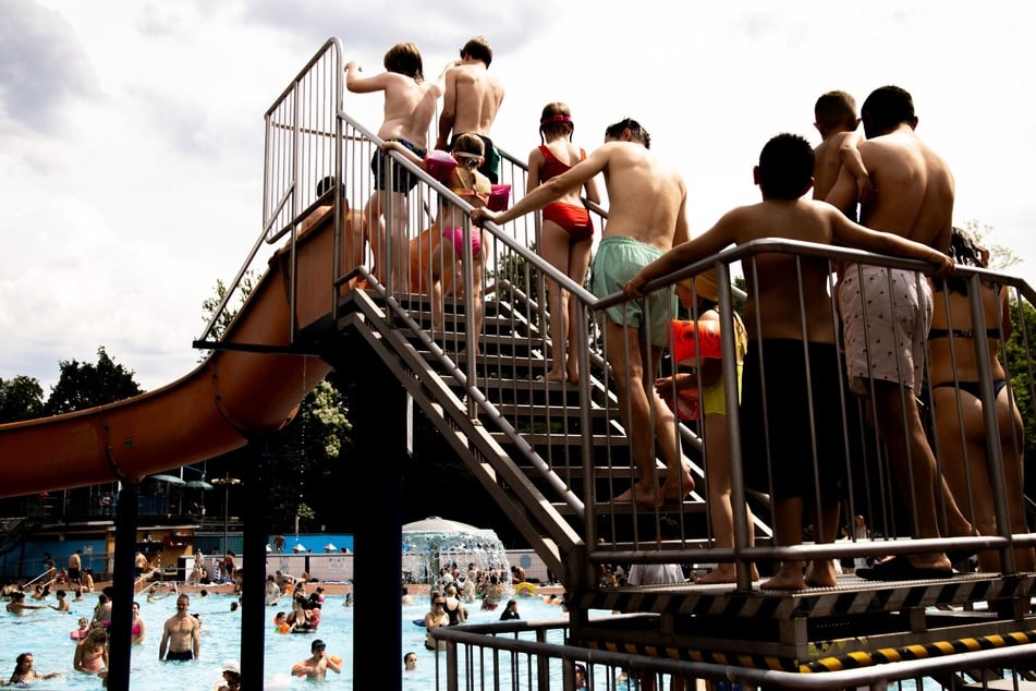Viele Badegäste verbringen oft Stunden unter der Sonne, wenn sie im Freibad sind.