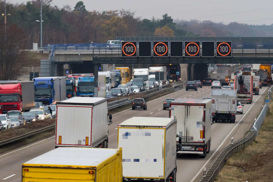 Aufgrund der Vollsperrung entstand auf der A3 rund um den Einsatzort ein gewaltiger Stau.