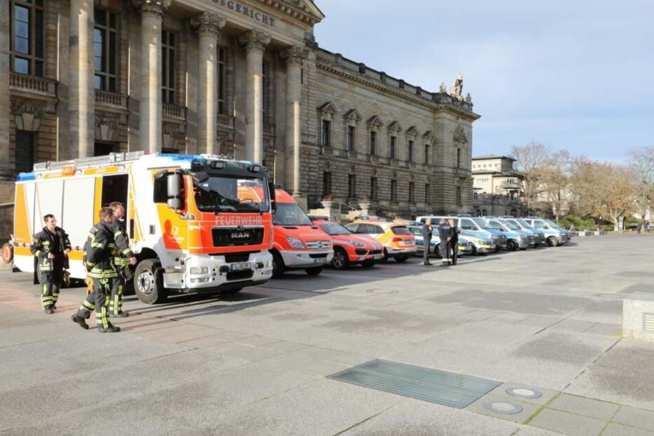 Vor dem Bundesverwaltungsgericht stehen weitere Einheiten von Polizei und Feuerwehr in Bereitschaft.