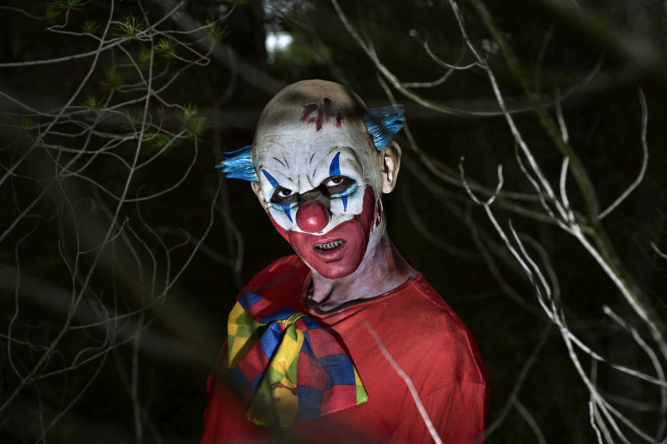 Der Autofahrer musste den Horror-Clowns ausweichen und baute einen Crash. (Symbolbild)