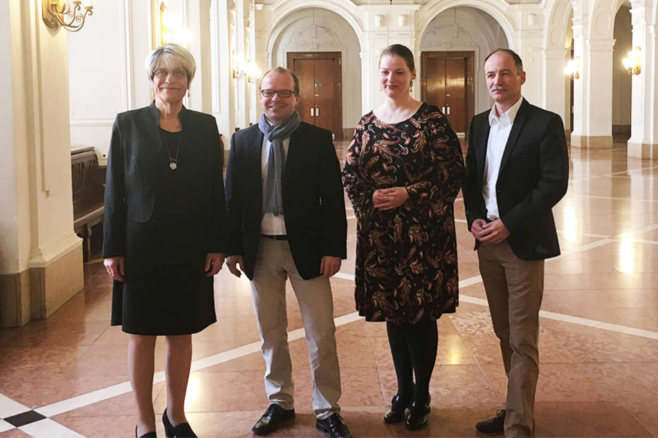 Naomi-Pia Witte (links) und Ute Elisabeth Gabelmann (3. v. l.) verließen für die Freibeuter ihre alten Fraktionen.