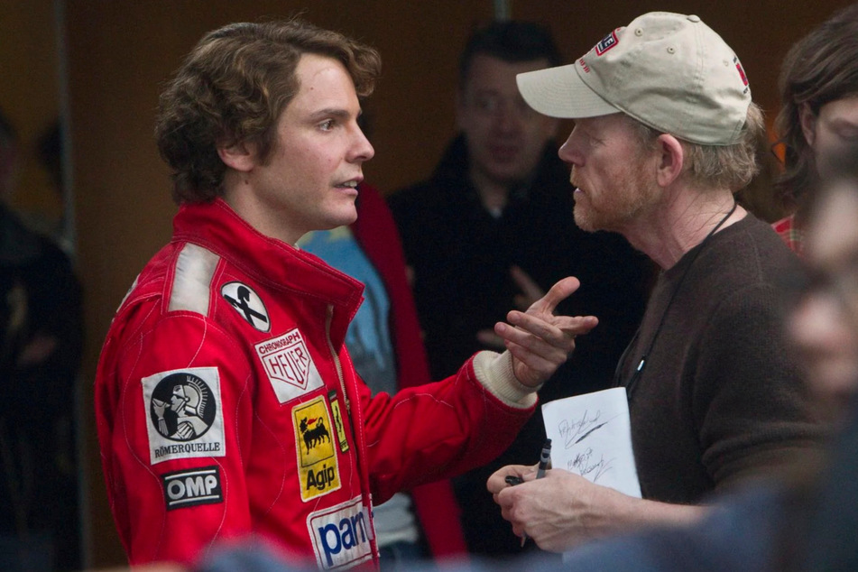 Niki-Lauda-Darsteller Daniel Brühl am Set im Gespräch mit Regisseur Ron Howard.