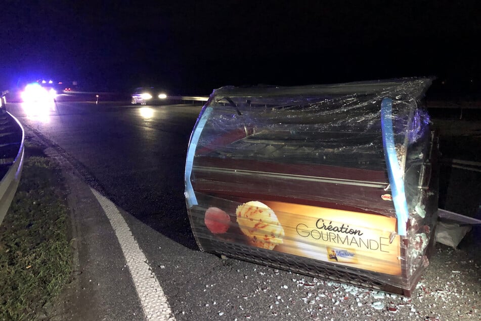 Unfall A38: Das etwas andere Eis auf der Autobahn: Fahrer verliert Speiseeisvitrine und bekommt es nicht mit