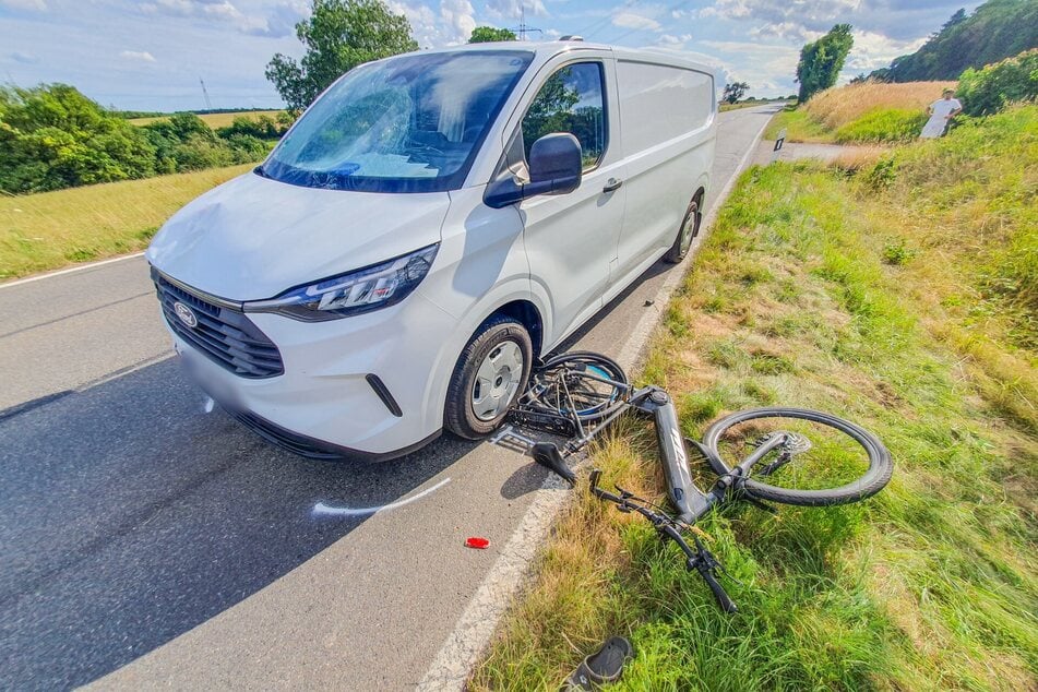Der Transporter erfasste das Fahrrad. Der Radfahrer landete im Graben.