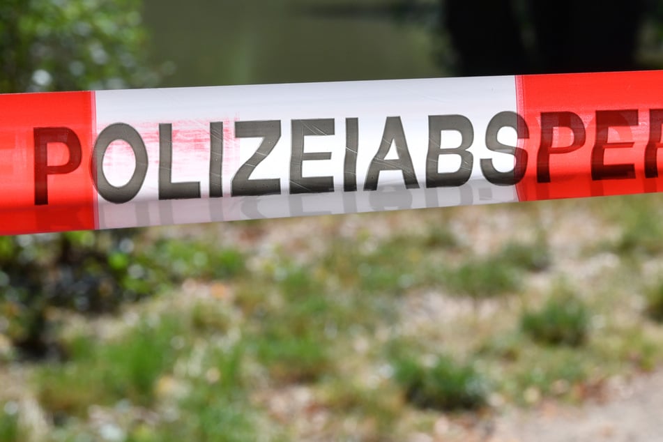 Mit Absicht gegen Brücke gerast? Vater und Sohn sterben auf Autobahn