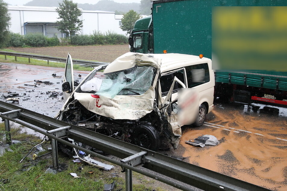 Tödlicher Unfall auf der B80 bei Arenshausen im Eichsfeld: Ein Taxifahrer (61) kollidierte frontal mit einem Laster.