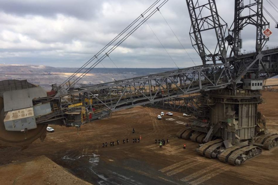 Etwa 30 bis 40 Aktivisten hatten den RWE-Bagger besetzt.
