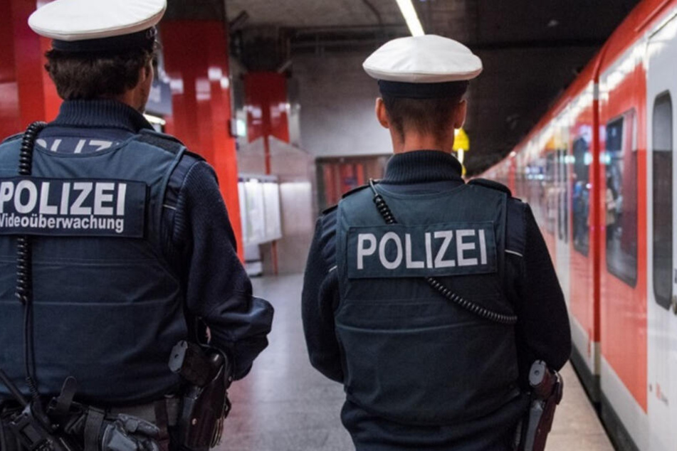 Zugbegleiter riefen die Polizei, weil die Frau sich weigerte ihre Personalien abzugeben. (Symbolbild)