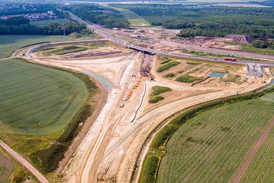 Gigantisches Projekt: Derzeit laufen die Arbeiten am vorletzten Bauabschnitt bei Borna. Ein kleines Teilstück ist nun befahrbar.