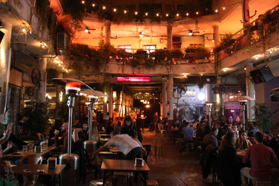 Partygewusel in der ESC-Stadt Tel Aviv: Im Innenhof im angesagten Szene-Laden des gleichnamigen Radio-Senders "Teder.fm". Hier locken Bars, Restaurants, Platten- und Klamottenläden.