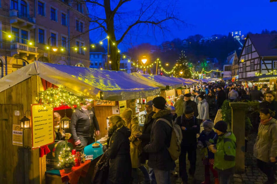 Der Weihnachtsmarkt in Loschwitz überzeugt mit seinem urigen Charme.