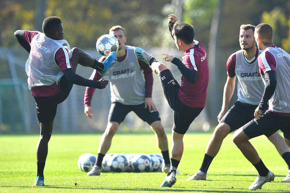 Hoch das Bein! Baris Atik (3. von rechts) beim Dynamo-Training im Großen Garten.