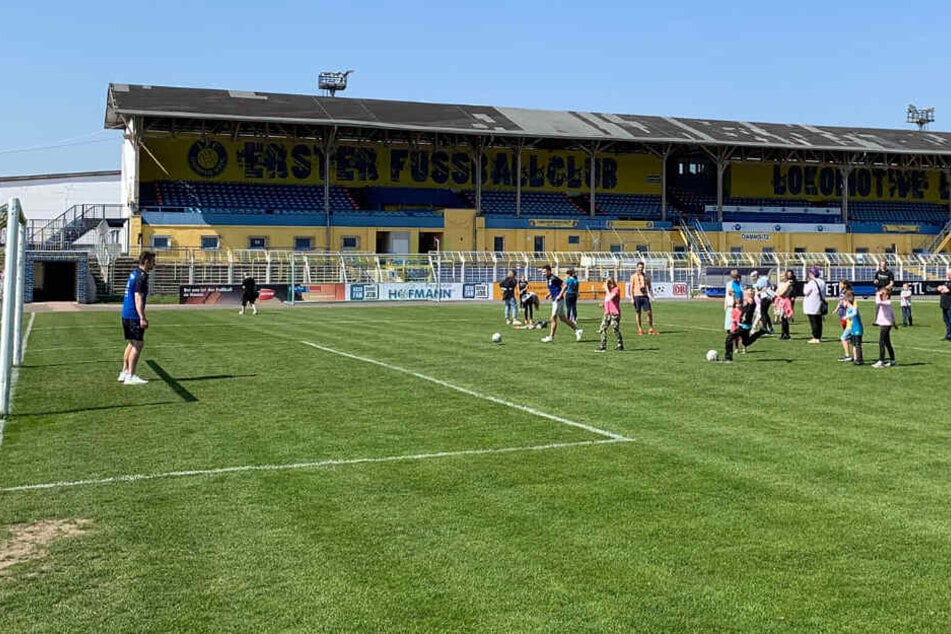 Später ging es für die Kids auf den Platz, um mit den Lok-Spielern Peter Misch und Lovro Sindik zu kicken.