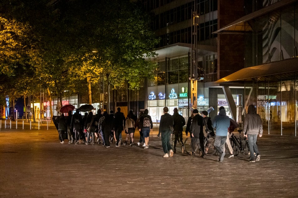 Insgesamt waren ungefähr 30 Menschen am Sonntagabend gemeinsam unterwegs.