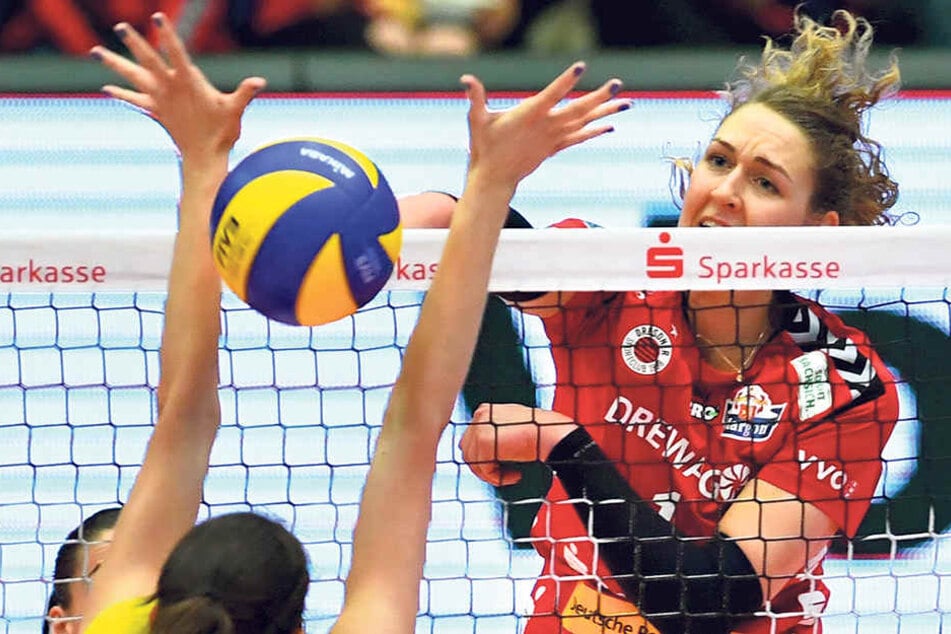 Wieder schlägt Barbara Wezorke für den DSC zu und knallt den Ball durch die Arme von Schwerins Marie Schölzel.