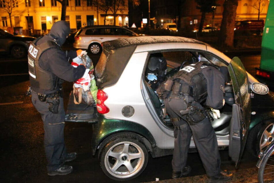 Insgesamt sind 180 Kräfte im Einsatz, teilte die Polizei auf Twitter mit.