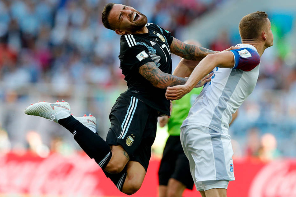 Nicolas Otamendi aus Argentinien (l.) und Alfred Finnbogason aus Island kämpfen um den Ball.