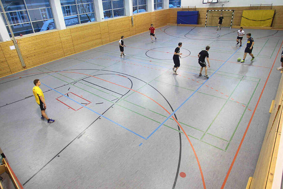 Sportunterricht, wie er sein sollte. Schüler spielen gegeneinander Fußball.