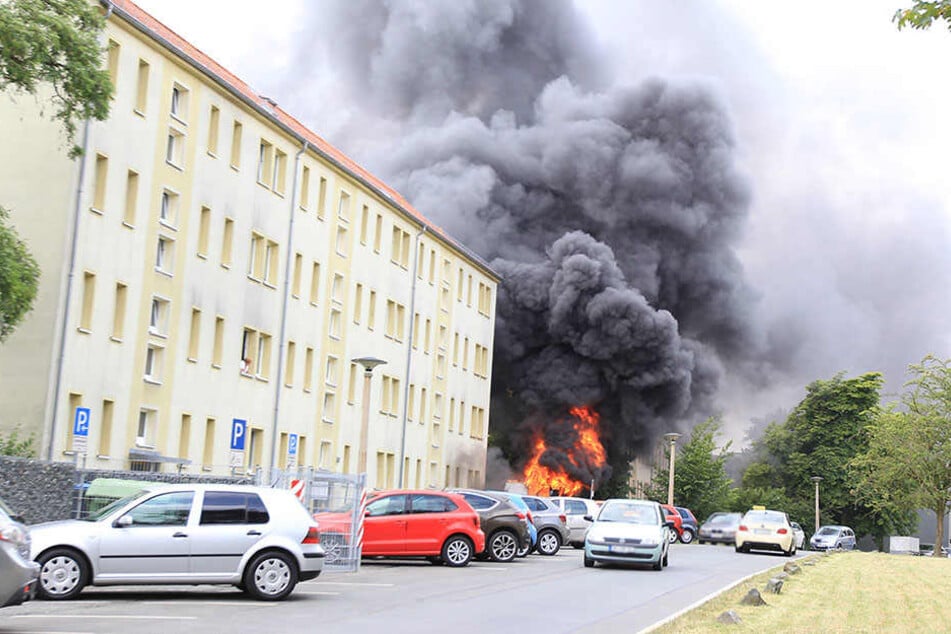 Rauchwolken und meterhohe Flammen sorgten für Aufregung in Plauen.