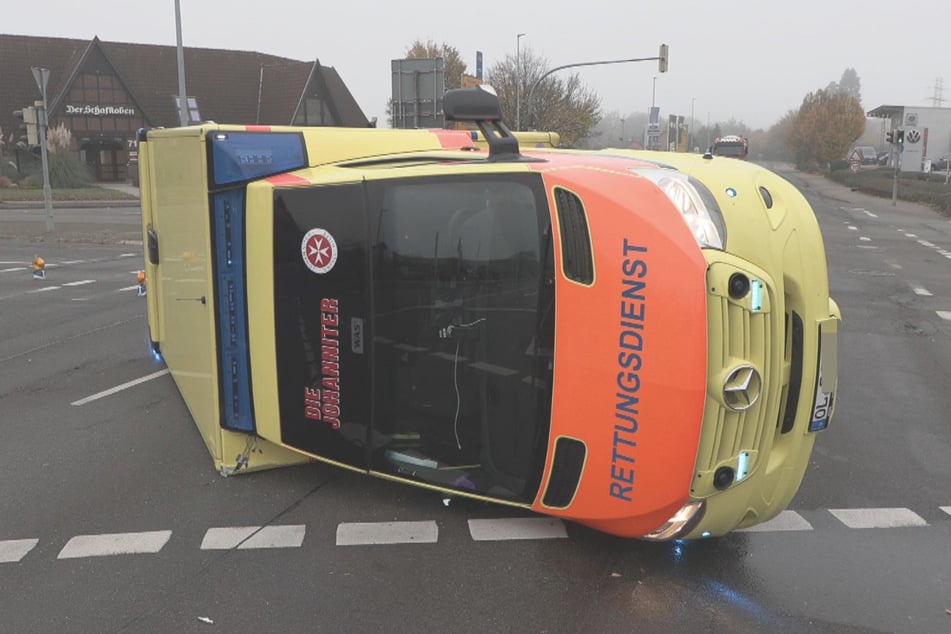 Rettungswagen wird bei Unfall auf die Seite geschleudert