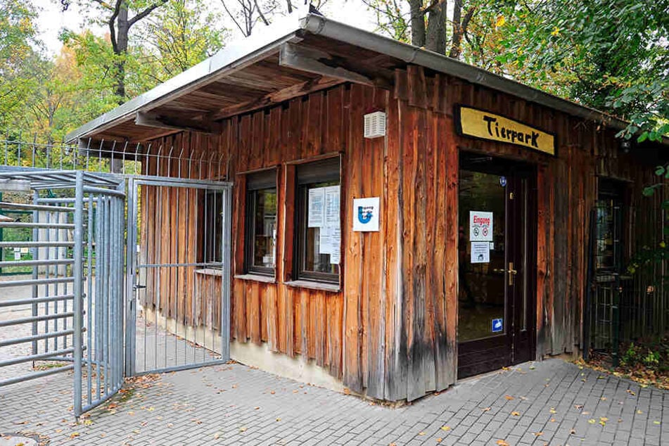 Kleines Kassenhaus, altes Drehkreuz: So sieht der Eingangsbereich zum Tierpark bisher aus.