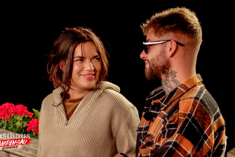 Henna macht auch ihrem Team-Partner Marc-Robin (32) Avancen.