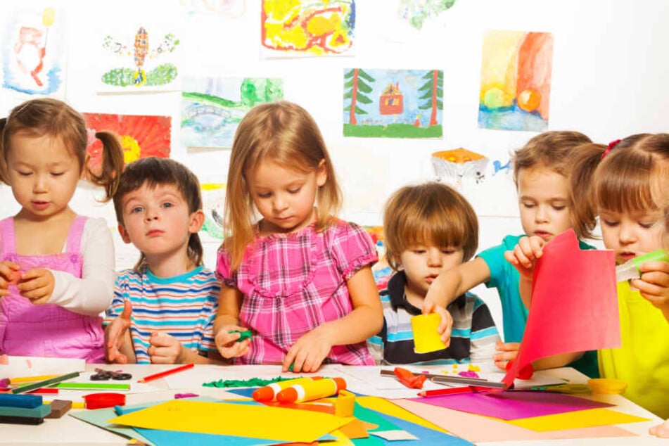 Erzieher zwingt Kindergarten-Kinder, sich selbst hart ins ...