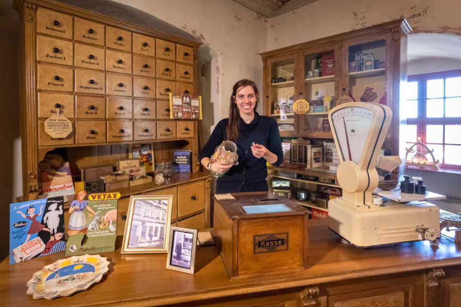 Museumsleiterin Tina Reitz (30) zeigt eine im Original erhaltene Ladeneinrichtung eines Kaufmannes aus der Stadt von 1900.