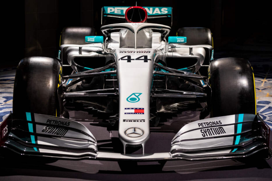 Der neue Mercedes-Renner hat dank Sponsor Ineos auch einige rote Farbtupfer.