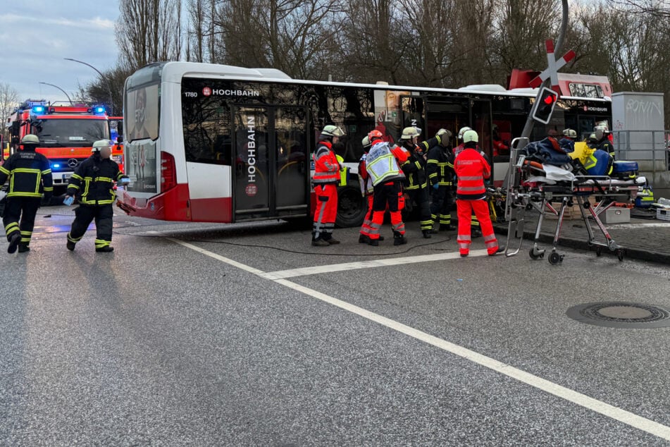 Tödlicher Unfall: Lok kollidiert mit HVV-Bus, elf Menschen betroffen